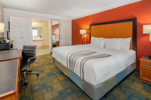 La Quinta Inn & Suites by Wyndham Irvine Spectrum in Irvine (CA) La Quinta Inn & Suites by Wyndham Irvine Spectrum in Irvine (CA)
