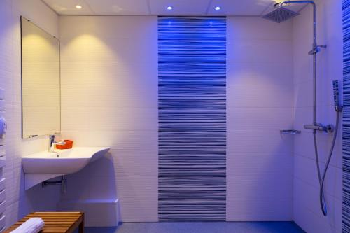 חדר אמבטיה, Logis Hotel Corintel Bordeaux Est in יברק חדר אמבטיה, Logis Hotel Corintel Bordeaux Est in יברק