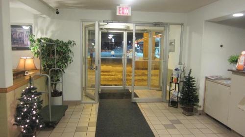 Lobby, Super 8 By Wyndham Revelstoke Bc in Revelstoke (BC) Lobby, Super 8 By Wyndham Revelstoke Bc in Revelstoke (BC)