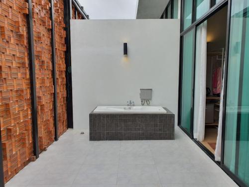 Bathroom, Platinum Hotel in Pluak Daeng Bathroom, Platinum Hotel in Pluak Daeng