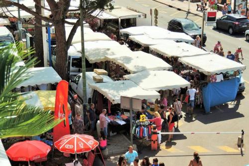 boutiques, emplacement privilégié pour ce bel appartement (emplacement privilegie pour ce bel appartement) in Agay boutiques, emplacement privilégié pour ce bel appartement (emplacement privilegie pour ce bel appartement) in Agay