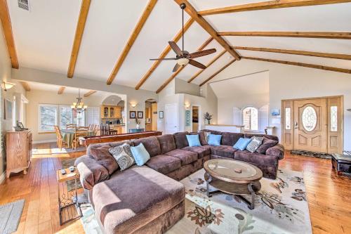 Mountain Gem with Game Room, 5 Mi to Lake Arrowhead! in São Dimas (CA) Mountain Gem with Game Room, 5 Mi to Lake Arrowhead! in São Dimas (CA)