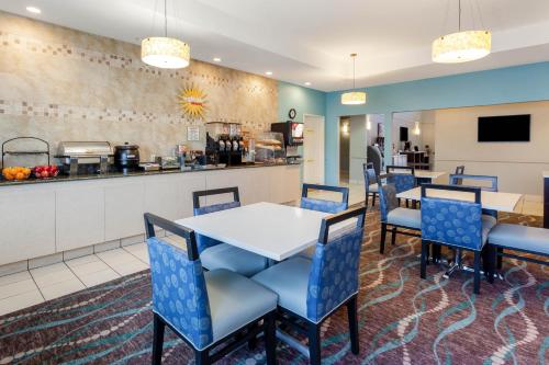Hrana i piće, La Quinta Inn & Suites by Wyndham Kerrville in Kerrville (TX) Hrana i piće, La Quinta Inn & Suites by Wyndham Kerrville in Kerrville (TX)