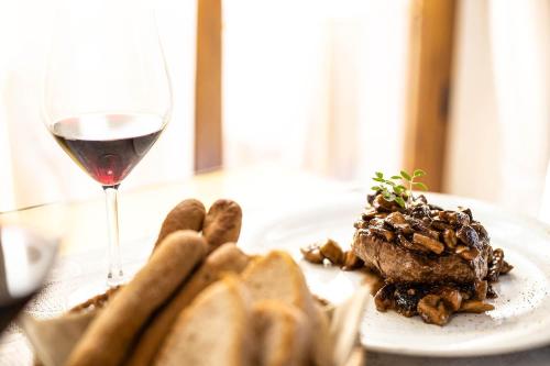 طعام و مشروبات, Hotel Ristorante Farneta in La Villa - Farneta طعام و مشروبات, Hotel Ristorante Farneta in La Villa - Farneta