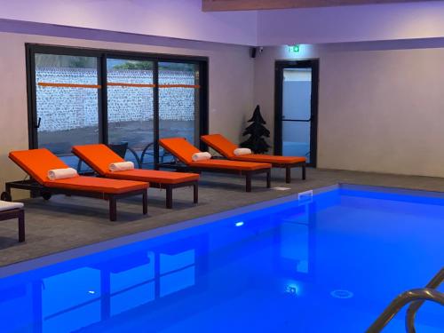 Swimming pool, Hotel-Spa-Piscine Le Petit Castel Beuzeville-Honfleur in Beuzeville Swimming pool, Hotel-Spa-Piscine Le Petit Castel Beuzeville-Honfleur in Beuzeville