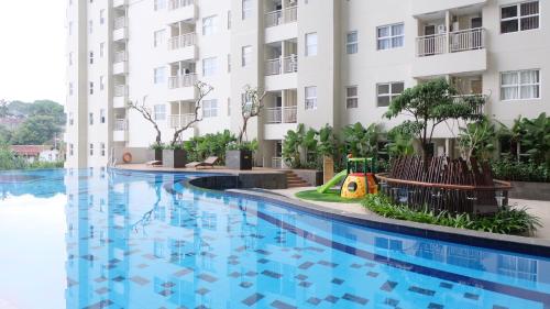 Swimming pool, Parahyangan Residences Superior 2BR on 26th Floor by AYA STAYS near Miss Bee Providore Swimming pool, Parahyangan Residences Superior 2BR on 26th Floor by AYA STAYS near Miss Bee Providore
