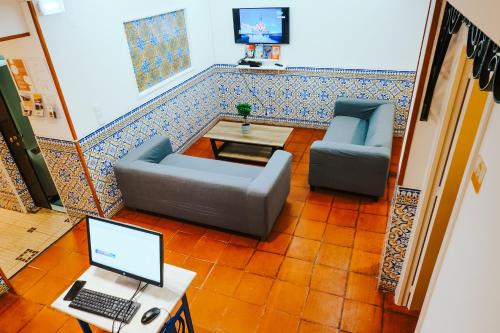 共用Lounge/電視區, Help Yourself Hostels - Restelo in 里斯本 共用Lounge/電視區, Help Yourself Hostels - Restelo in 里斯本