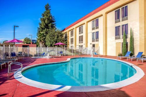 Tiện nghi, Oakland Airport Arena Hotel in San Francisco (CA) Tiện nghi, Oakland Airport Arena Hotel in San Francisco (CA)