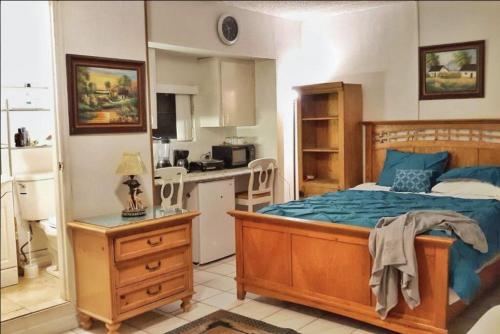 Cozy Queen Bed Studio with 60 Inch Smart TV, Netflix, AirPlay, Mini-Fridge, and 500 Mbps WiFi near F in Tamiami Cozy Queen Bed Studio with 60 Inch Smart TV, Netflix, AirPlay, Mini-Fridge, and 500 Mbps WiFi near F in Tamiami
