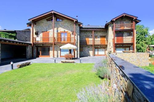 Vista exterior, 4 bedrooms house with enclosed garden and wifi at Bellver de Cerdanya in Bellver de Cerdanya Vista exterior, 4 bedrooms house with enclosed garden and wifi at Bellver de Cerdanya in Bellver de Cerdanya