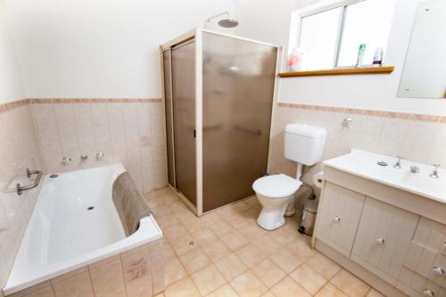 Bathroom, Glenlee Cottage in Murray Bridge Bathroom, Glenlee Cottage in Murray Bridge
