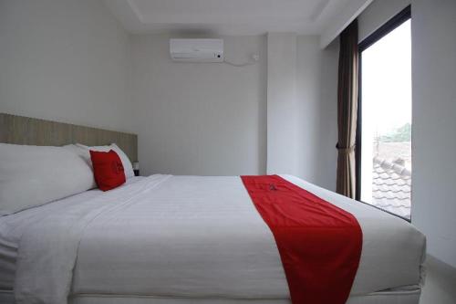 RedDoorz Plus @ TB Simatupang in Cilandak RedDoorz Plus @ TB Simatupang in Cilandak
