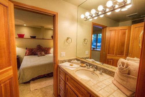 Silver Rock Lodge by Lake Tahoe Accommodations in Zephyr Cove (NV) Silver Rock Lodge by Lake Tahoe Accommodations in Zephyr Cove (NV)