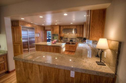 Kitchen, Silver Rock Lodge by Lake Tahoe Accommodations in Zephyr Cove (NV) Kitchen, Silver Rock Lodge by Lake Tahoe Accommodations in Zephyr Cove (NV)