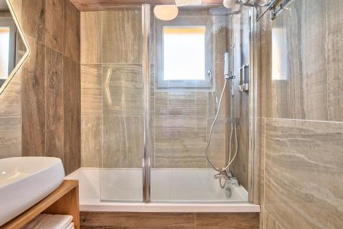 Bathroom, MickeyRelax - House Spa Sauna next Disneyland Paris in Villeneuve-le-Comte Bathroom, MickeyRelax - House Spa Sauna next Disneyland Paris in Villeneuve-le-Comte