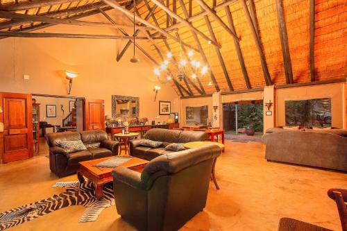 Aufenthaltsraum/ TV-Zimmer, Mvuradona Safari Lodge in Krüger National Park Aufenthaltsraum/ TV-Zimmer, Mvuradona Safari Lodge in Krüger National Park