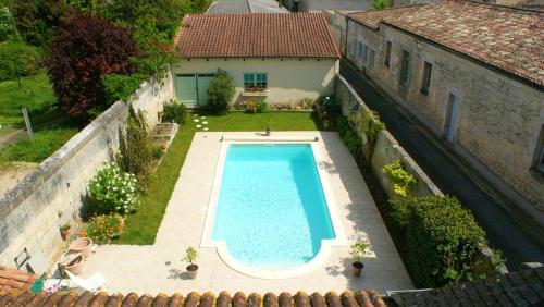 Hôtel Studio in Jonzac with shared pool enclosed garden and WiFi 50 km from the beach