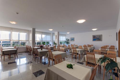 طعام و مشروبات, Hotel Epario in راب طعام و مشروبات, Hotel Epario in راب
