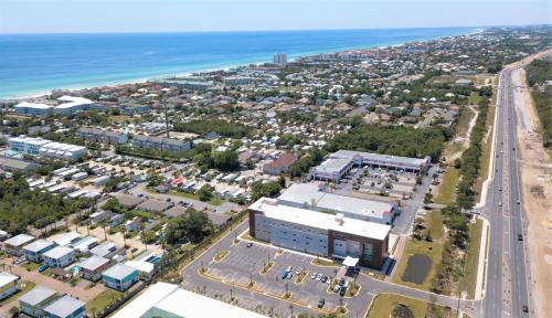 Unterkunft von außen, La Quinta Inn & Suites by Wyndham Miramar Beach-Destin in Destin (FL) Unterkunft von außen, La Quinta Inn & Suites by Wyndham Miramar Beach-Destin in Destin (FL)