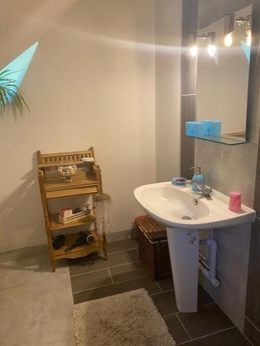 Bathroom, Chambre ambiance campagne chic in Freneuse Bathroom, Chambre ambiance campagne chic in Freneuse