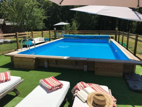 Swimming pool, La Rame in Chalais (Aquitaine) Swimming pool, La Rame in Chalais (Aquitaine)