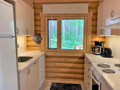 virtuvė, Lappalaisen lomamökit Mäntypirtti (Lappalaisen lomamokit Mantypirtti) in Imatra City Center virtuvė, Lappalaisen lomamökit Mäntypirtti (Lappalaisen lomamokit Mantypirtti) in Imatra City Center