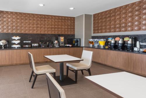 Їжа та напої, Hawthorn Extended Stay by Wyndham Loveland in Лавленд (Колорадо) Їжа та напої, Hawthorn Extended Stay by Wyndham Loveland in Лавленд (Колорадо)