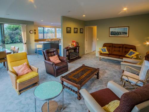 Bar/lounge, Tasman Treat - Marahau Holiday Home in Marahau Bar/lounge, Tasman Treat - Marahau Holiday Home in Marahau
