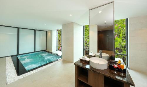 Swimming pool, Grand Vista Hanoi in Ba Dinh Swimming pool, Grand Vista Hanoi in Ba Dinh