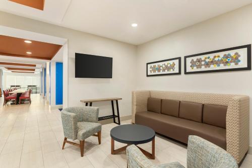 Vestíbulo, Holiday Inn Express Hotel & Suites Fort Myers West - The Forum in Fort Myers City Center Vestíbulo, Holiday Inn Express Hotel & Suites Fort Myers West - The Forum in Fort Myers City Center