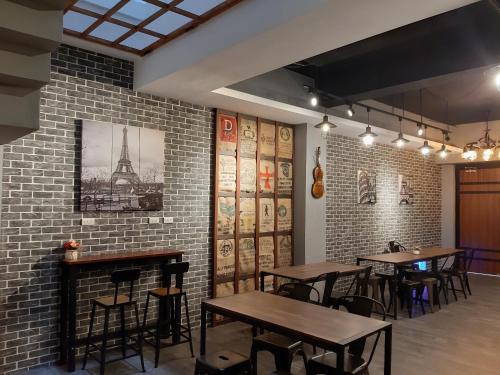 Bar/ Salón, Quiet Hostel - Minquan Inn(清淨背包客棧-民權新館) in Tainan Bar/ Salón, Quiet Hostel - Minquan Inn(清淨背包客棧-民權新館) in Tainan