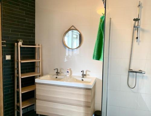 Bathroom, De Oude Kleuterschool in Zoelen Bathroom, De Oude Kleuterschool in Zoelen