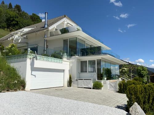 Bejárat, Weisse Villa am Millstätter See (Weisse Villa am Millstatter See) in Millstatt Bejárat, Weisse Villa am Millstätter See (Weisse Villa am Millstatter See) in Millstatt