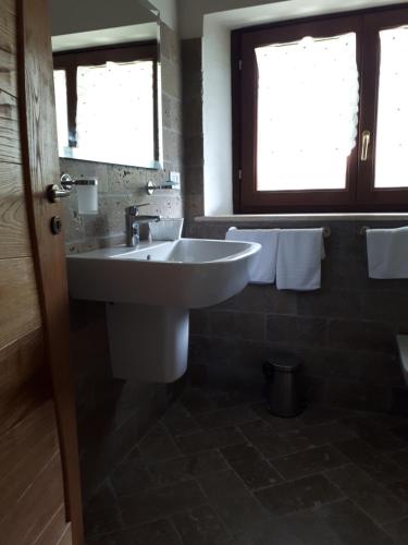 Bathroom, Locanda Mulino del Barone by VM in Opi Bathroom, Locanda Mulino del Barone by VM in Opi