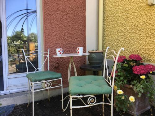 Balcony/terrace, En Bord de Seine in Vetheuil (Ile-de-France) Balcony/terrace, En Bord de Seine in Vetheuil (Ile-de-France)