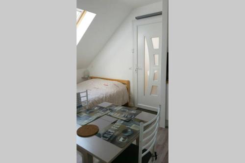 Guestroom, Studio Cosy Douillet et Fonctionnel in Savigny-le-Temple Guestroom, Studio Cosy Douillet et Fonctionnel in Savigny-le-Temple