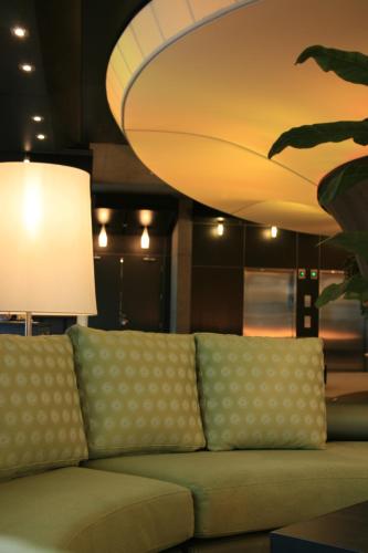 Κοινόχρηστο σαλόνι/χώρος τηλεόρασης, Grand Times Hotel in Quebec City (QC) Κοινόχρηστο σαλόνι/χώρος τηλεόρασης, Grand Times Hotel in Quebec City (QC)