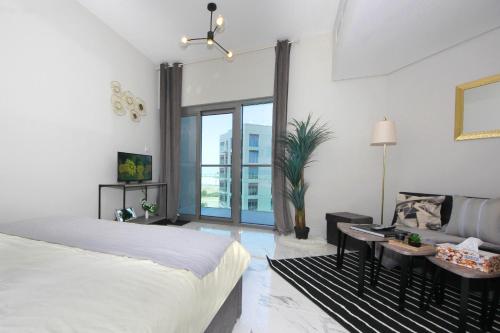 Signature Holiday Homes - Furnished Studio in MAG 565 - image 2