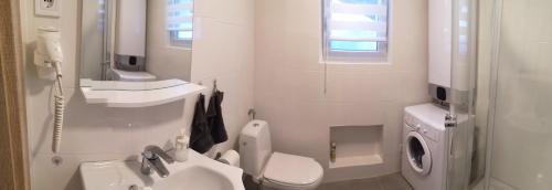 Bathroom, Ady Apartmanhaz in Orfu Bathroom, Ady Apartmanhaz in Orfu