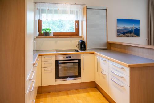 Konyha, 65 négyzetméteres, 1 hálószobás Villa 1 fürdőszobával Nötsch im Gailtal területén (Gartenlodge Auszeit) in Notsch Im Gailtal Konyha, 65 négyzetméteres, 1 hálószobás Villa 1 fürdőszobával Nötsch im Gailtal területén (Gartenlodge Auszeit) in Notsch Im Gailtal