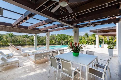 Balcony/terrace, Unique Private Villa with Pools and Golf Cart in La Romana Balcony/terrace, Unique Private Villa with Pools and Golf Cart in La Romana