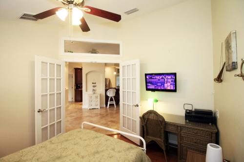 Luxury home, hot tub, heated pool, tiki bar - Villa Spain in Cape Coral (FL) Luxury home, hot tub, heated pool, tiki bar - Villa Spain in Cape Coral (FL)