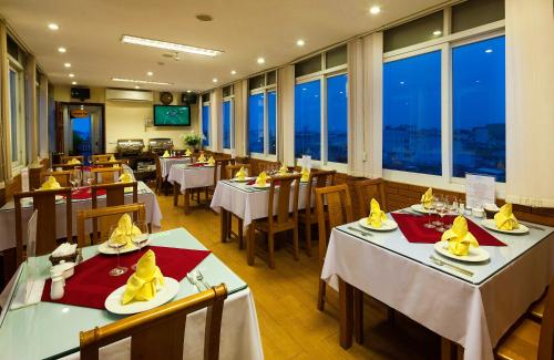Restaurant, Lucky 3 Hotel & Travel in Hoan Kiem District Restaurant, Lucky 3 Hotel & Travel in Hoan Kiem District