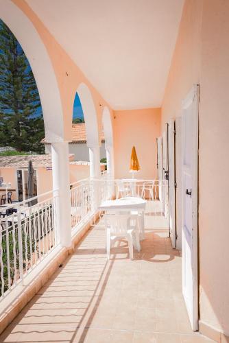 Балкон/тераса, Hotel et Appartements Reine D'Azur in Мантон Балкон/тераса, Hotel et Appartements Reine D'Azur in Мантон