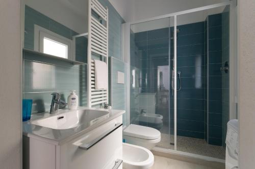 Bathroom, HouSmart Vicolo Bolognetti in Santo Stefano Bathroom, HouSmart Vicolo Bolognetti in Santo Stefano