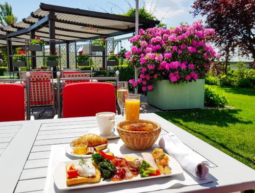 Mâncare şi băutură, Hotel Sonnenhof in Suceava Mâncare şi băutură, Hotel Sonnenhof in Suceava