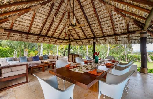 Balcony/terrace, Unique Villa with Ocean and River Views - Staff & Golf Carts in La Romana Balcony/terrace, Unique Villa with Ocean and River Views - Staff & Golf Carts in La Romana