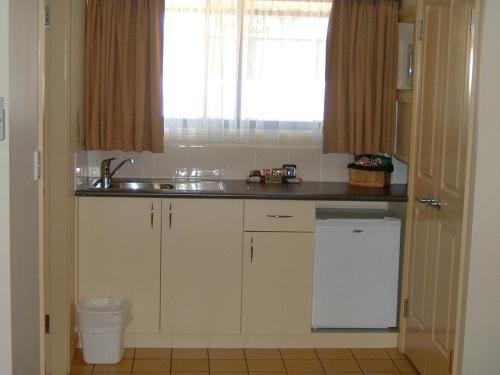 キッチン, アルミダレ パインズ モーテル (Armidale Pines Motel) near アーミデール空港 キッチン, アルミダレ パインズ モーテル (Armidale Pines Motel) near アーミデール空港