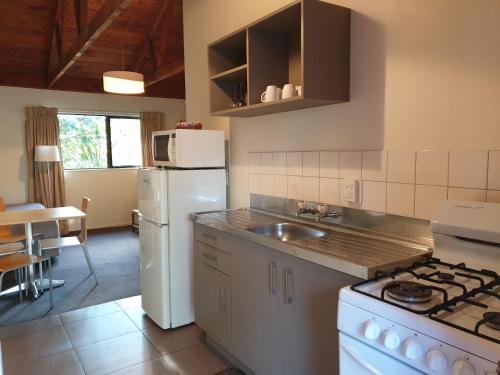 เดอะ ฮอบบิต มอเตอร์ลอดจ์ (The Hobbit Motorlodge) in โอฮาคูเน เดอะ ฮอบบิต มอเตอร์ลอดจ์ (The Hobbit Motorlodge) in โอฮาคูเน