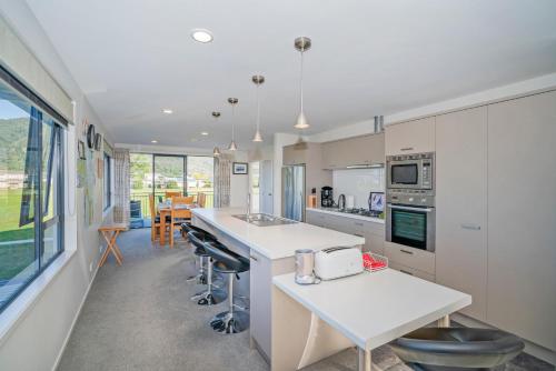 Zuhanyzó, Pauanui Hangar Retreat - Pauanui Holiday Home in Pauanui Zuhanyzó, Pauanui Hangar Retreat - Pauanui Holiday Home in Pauanui